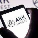 Cathie Wood와 Ark Invest는 수백만 개의 TSLA 주식을 매각했습니다.